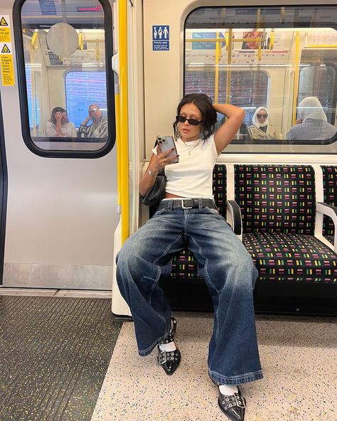 ☆ elianna ☆ (@eliannaarvizu) • Instagram photos and videos Small Top Big Pants Outfit, Big Pants Outfit, Perfect Summer Outfit, London Street Style, Streetwear Fashion Women, Mode Inspo, Mode Inspiration, Looks Vintage, Fashion Killa