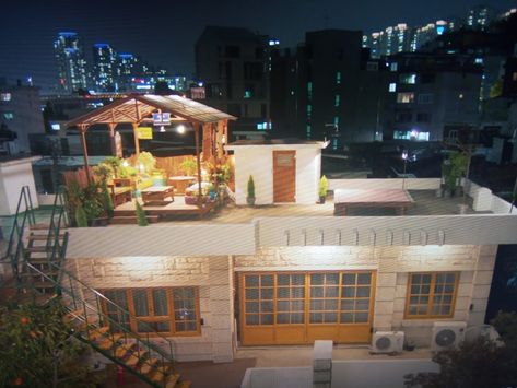 Korean Apartment Outside, Cute Apartment Exterior Aesthetic, Aesthetic Korean House Exterior, Kdrama House Design, Korean Dorm Exterior, Korean Rooftop Ideas, Berry Avenue Apartment, Korean House Decor, Asian Apartment Exterior