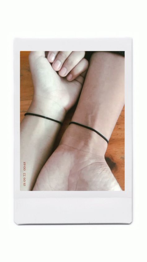 Hand Poses For Couple, Fake Couple Aesthetic, Couples Hidden Face Pics, Bf Picture, Snap Streak Ideas Easy, Shadow Pictures, Couple Picture Poses, Mood Instagram, Cute Couple Selfies