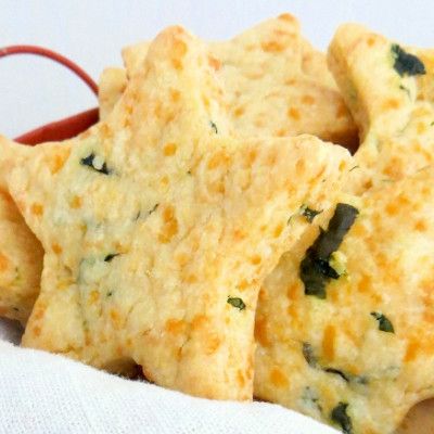 Parmesan Cheddar Basil Stars Star Cheese, July 4th Appetizers, 4th Of July Appetizers, July Appetizers, Homemade Cheese Crackers, Fourth Of July Food, Star Food, Cheese Crackers, Yummy Appetizers