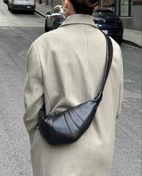 Bum Bag Outfit, Manifesting 2024, Fits Inspiration, Bag Outfit, Leather Sling Bag, Beige Aesthetic, Minimal Style, Mode Inspo, Streetwear Women