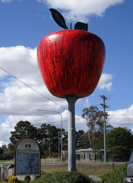 What would you do if you saw a huge apple in the distance? The# Big #Apple, #Stanthorpe, #Australia || #Australia and #NZ for #kids Stanthorpe Queensland, Giant Things, Big Banana, Australia Bucket List, Beautiful Australia, Coffs Harbour, Unusual Buildings, New York Life, The Big Apple