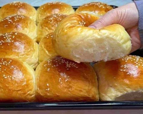 MILK BRIOCHE – Best Fluffy like cloud and super soft - Easy Recipes Idea Milk Brioche, Brioche Rolls, Brioche Recipe, Tasty Bread Recipe, Homemade Chocolate Chips, Bread Alternatives, Green Ideas, Mama Recipe, Breads & Buns