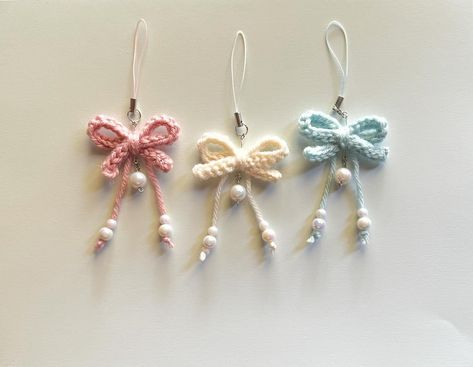 Cute crochet bow phone charms🎀 Link in bio <3 Crochet Phone Keychain, Crochet Keychain No Sew, Cute Crochet Appliques, Quick Small Crochet Projects, Crochet Bow Keychain, Sew Keychain, Crochet Phone Charm, Cute Hobbies, Crochet Charms