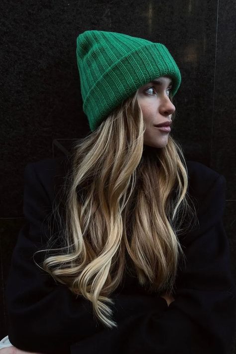 Tendance hiver : comment porter le bonnet en maille chunky avec allure ? | Vogue France Pernille Teisbaek, Vogue France, Elsa Hosk, Winter Essentials, Matilda, Rihanna, Hair Makeup, Porter, Winter Hats