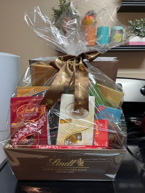 Lindt Gift Ideas, Chocolate Hamper Ideas, Food Basket Gift, Lindt Chocolate Gift Ideas, Chocolate Gift Basket Ideas Creative, Chocolate Gift Basket Ideas, Gift Basket Aesthetic, Dessert Basket, Lindt Chocolate Bouquet