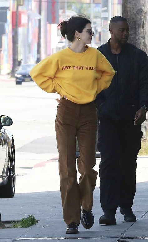 Winter Clothes Women Casual, Yellow Shirt Outfit, Kendall Jenner Outfits Casual, Crewneck Outfit, Stile Kendall Jenner, Brown Slacks, Kendall Jenner Street Style, Celebrity Casual Outfits, Kendall Style