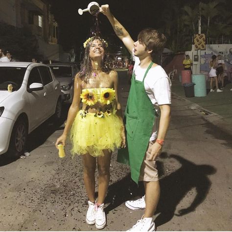 Fantasia de carnaval criativa: 50 fostos para se inspirar e cair na ... Halloween Costume Couple, Sparkly Halloween, Meme Costume, Popular Halloween Costumes, Black Halloween Costumes, Best Couples Costumes, Costume Carnaval, Costume Disney, Bff Halloween Costumes