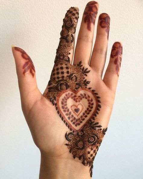 Best Arabic Mehndi Designs, Heart Mehndi, Tattoos Neck, Personalized Tattoos, Henna Tattoo Design, Tattoos Fonts, Hena Designs, Gold Henna, Tattoos Back