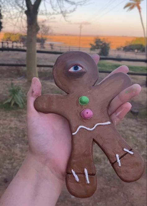 Scary Gingerbread Man, Clay Ideas Creepy, Weird Air Dry Clay Ideas, Weird Clay Sculpture, Creepy Air Dry Clay Ideas, Air Dry Clay Cute, Weird Clay Art, Creepy Clay Art, Gingerbread Man Art