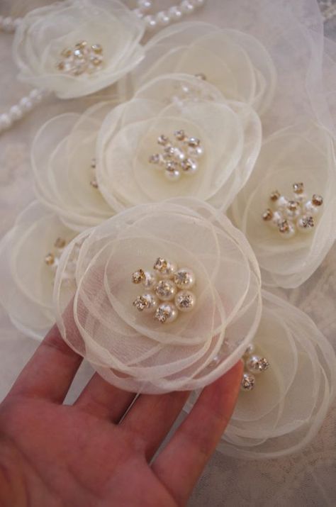 Wedding Rings Elegant, Trendy Wedding Rings, Rings Elegant, Luxury Headbands, Sulaman Pita, Fleurs Diy, Fabric Flower Tutorial, Handmade Flowers Fabric, Organza Flowers