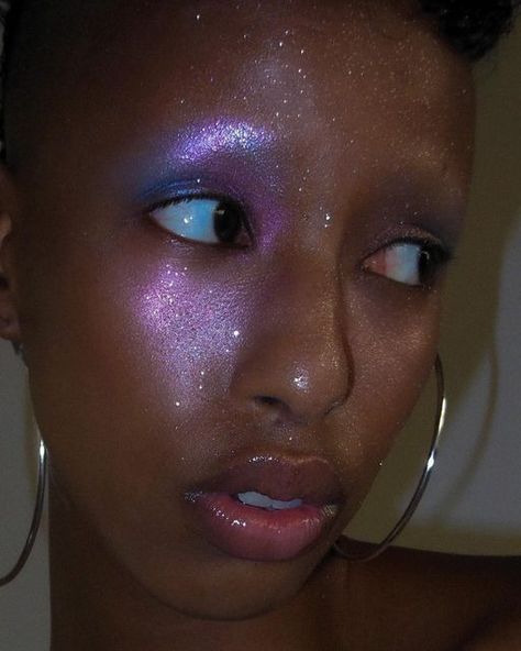 Purple Highlight Makeup, Moon Fairy Makeup Ideas, Glitter Skin Aesthetic, Katie Blake Makeup, Northern Lights Makeup, Light Blue Eyeshadow Makeup, Gold Purple Makeup, Hood Healer, Extravagant Makeup Looks