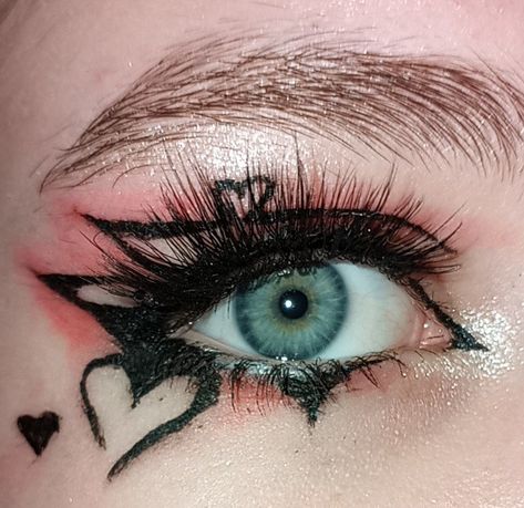 Art Eyeliner, Emo Eyeliner Looks, Alt Eyeliner Ideas, Cool Alt Makeup, Eye Makeup Designs Art, Easy Black Graphic Liner, Goth Makeup Eyeliner, Eye Makeup Heart, Eyeliner Creative