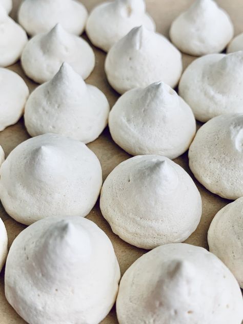 Meringue Drops, How To Make Meringue, Mini Meringues, Baked Meringue, Meringue Kisses, Drop Cookies, Piping Tips, Yummy Cookies, 3 Ingredients