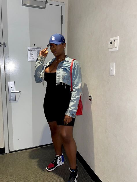 Baseball Cap And Dress Outfit, Baseball Hat And Dress Outfit, How To Wear A Beanie With Short Hair, Outfits With Hats Ball Caps, Outfits With Fitted Hats, Baseball Hat Outfit Fall, Fitted Cap Outfit Black Women, Outfits With Baseball Hats, Yankee Hat Outfits Women