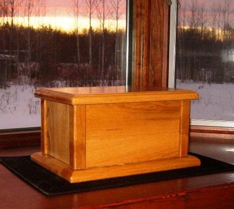 Free Wood Cremation Urn Box Plans - How to Build Wood Cremation Urns Diy Urns For Ashes, Wood Coffin, Wood Pet Urn, Wooden Pet Urn, Pet Caskets, Cremation Boxes, Self Sufficiency, Pet Cremation Urns, Box Project