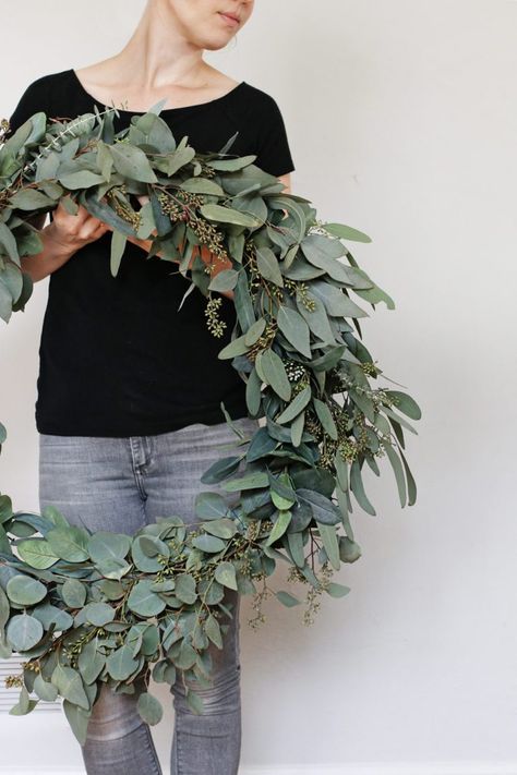 Fireplace Wreath, Gorgeous Plants, Hoop Crafts, Mason Jar Herb Garden, Door Garland, Plants Diy, Bad Energy, Fresh Eucalyptus, Dried Eucalyptus