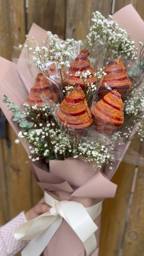 Bread Bouquet Diy, Waffle Bouquet, Croissant Bouquet, Food Bouquet Ideas, Dessert Bouquet, Coffee Bouquet, Donut Bouquet, Flower Bouquet Ideas, Baking Gift Basket