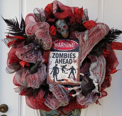 Horror Wreaths, Zombie Wreath, Diy Horror, Scary Halloween Wreath, Halloween Tips, Creepy Zombie, Crafts Wreaths, Wreaths Design, Wreath Inspiration