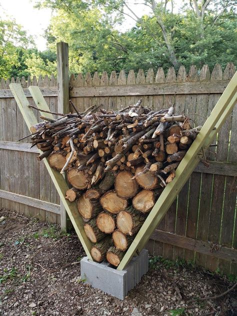 Decorating Backyard Patio, Cinder Block Wood Storage, Cinder Block Uses, Cinder Block Firewood Rack, Stacking Wood Outdoors, Stacking Wood Ideas, Storing Wood Outside, How To Stack Wood Outside, Wood Piles Ideas