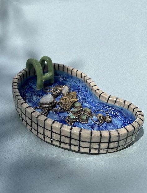 Apartment Friendly Organization, Edgy Home Aesthetic, Cool Air Dry Clay Sculptures, Ceramics Tray Ideas, Cool Ceramic Ashtrays, Ideas For Ceramics Projects, Hand Clay Projects, Pool Clay Tray, Cute Cermanics Ideas