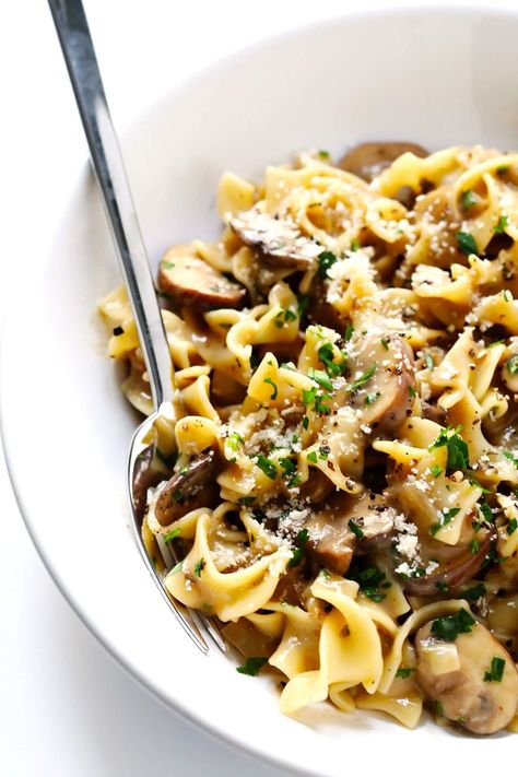 This vegetarian Mushroom Stroganoff recipe is quick and easy to make in about 30 minutes, and it is perfectly comforting, hearty, savory, and delicious. My recipe for traditional Beef Stroganoff has long been one of the most popular posts on this blog.  And with good reason — it’s one of my faves.  But!  As more and more of us … Stroganoff Vegetarian, Mushroom Stroganoff Recipe, Resep Pasta, Traditional Pasta, Mushroom Stroganoff, Stroganoff Recipe, Pasta Primavera, Meatless Mondays, Pizza Hut