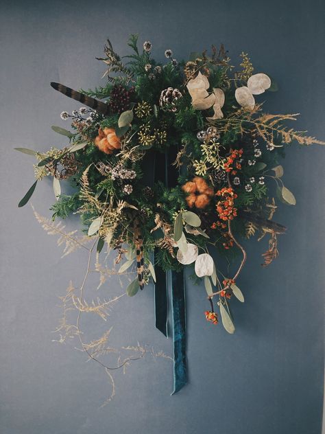 Dry Flowers Christmas Tree, Christmas Tree With Dried Flowers, Forest Wreath, Fall Wreath Ideas, Crafts To Try, Tree Decoration Ideas, Wreath Inspiration, Floral Door Wreaths, Dried Wreath