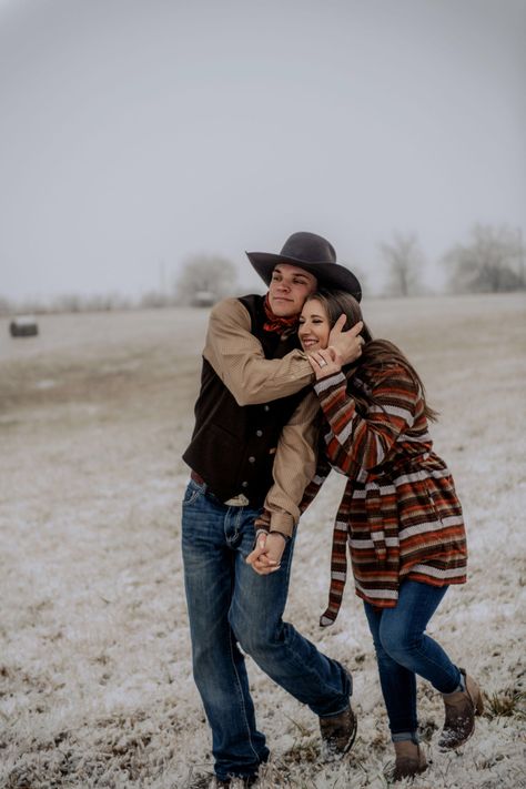 Western Winter Outfits, Western Engagement Pictures, Western Couple Photoshoot, Winter Couple Pictures, Western Engagement Photos, Winter Engagement Photos Outfits, Western Photo Shoots, Western Couple, Winter Engagement Pictures