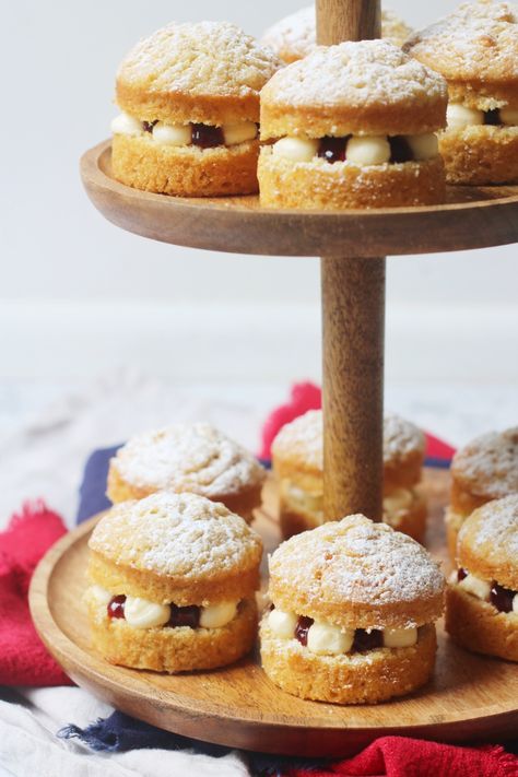 Vegan Mini Victoria Sponge Cakes - Supper in the Suburbs Vegan High Tea Recipes, Vegan Tea Party Food, Mini Victoria Sponge Cake, Victoria Sponge Cupcakes, Mini Victoria Sponge Cakes, Vegan Victoria Sponge, Mini Victoria Sponge, Vegan Afternoon Tea, Picnic Cake