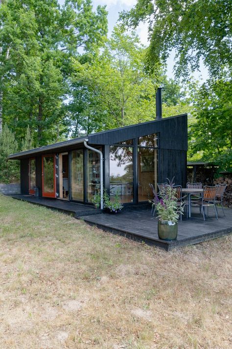 Architect-designed 70s summer house in stunning surroundings Backyard Cabin, 70s Summer, Nordic Aesthetic, Cozy Log Cabin, Old Farm Houses, Small Buildings, Outdoor Equipment, Container House Design, Tiny House Cabin