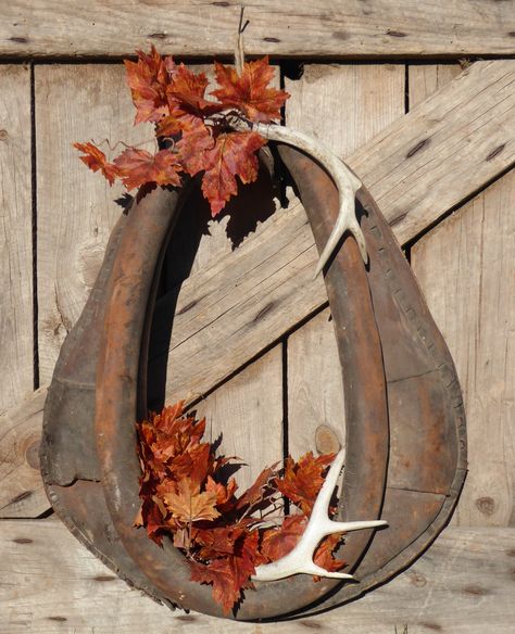 Horse Collar Wreath with Deer Antlers - Vintage Country Fall Decoration -made by me! RC Antique Horse Harness Decor, Horse Collar Ideas, Horse Collars Repurposed, Ox Yoke Decor Ideas, Horse Hames Decor, Horse Tack Decor, Horse Collar Wreaths, Hunting Christmas Decor, Horse Harness Decor Ideas