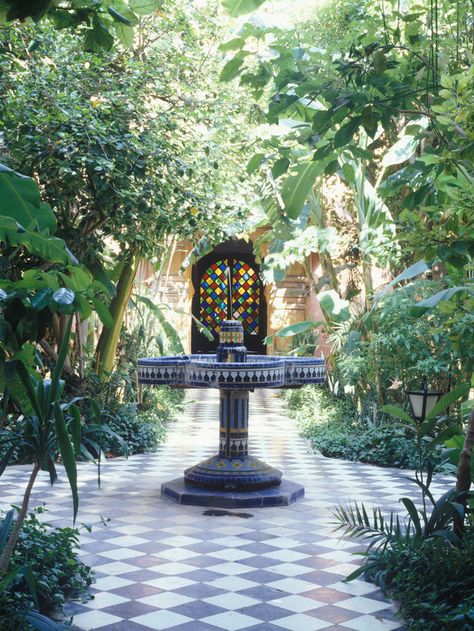 Moroccan Charm-  In this courtyard inspired by North African style, lush planting forms a backdrop to the elegant tiles and raised water bowl. Moroccan Courtyard, Mediterranean Courtyard, Moroccan Garden, Mediterranean House Plans, Europe Italy, Mediterranean Style Homes, Paradise Garden, Mediterranean Landscaping, Decor Photography