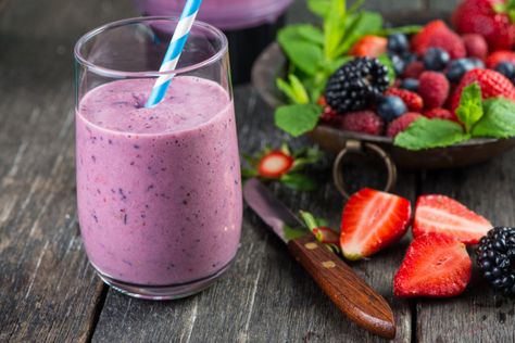 How to Make an Antioxodant Boosting Berry Smoothie! via @SocialMoms #Wellness #Organic #HealthyEating Fodmap Smoothies, Smoothie Fruit, Overnight Oat, Smoothie Detox, Avocado Smoothie, Healthy Recipe Videos, Diet Vegetarian, Healthy Pastas, Berry Smoothie