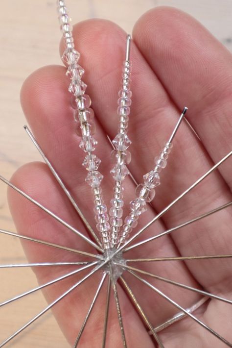 Diy Christmas Snowflake Decorations, Diy Crystal Christmas Ornaments, Crafts With Beads For Adults, Diy With Beads Decor, Christmas Pearls Decoration, Beaded Star Pattern, Wire Christmas Ornaments Diy Beaded Snowflake, Beading Christmas Ornaments, Diy Beaded Snowflakes