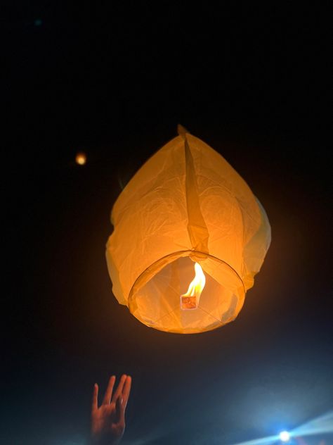 Sky Lanterns Aesthetic, Sky Lanterns Photography, Pongal Festival Images, Lantern Aesthetic, Diwali Aesthetic, Lantern Photography, Pongal Festival, Diwali Lantern, Lantern Image