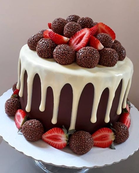 Delicious Strawberry Cake, Mini Torte, Fresh Cake, Chocolate Wedding Cake, Chocolate Layer Cake, בר מצווה, Strawberry Cakes, Coconut Cake, Birthday Cake Decorating