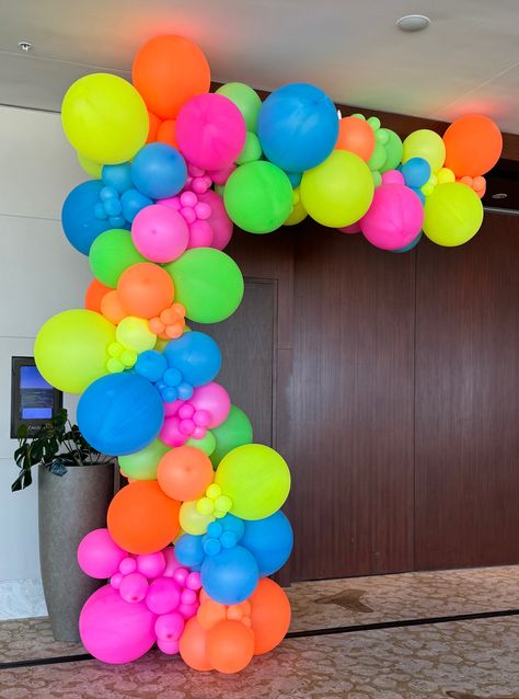 Neon Colored Birthday Party, Neo Party Ideas, Neon Glow Balloon Arch, 80s First Birthday Party, Neon Decorations Party Ideas, Neon Birthday Activities, Neon School Theme, Retro Balloon Arch, Neon Preppy Party