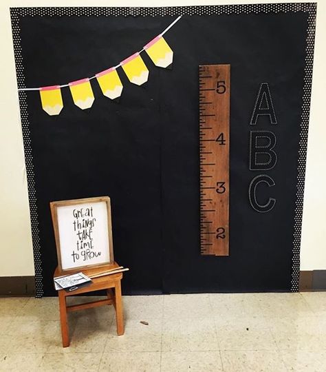 School Photo Booth Ideas, Back To School Displays, Preschool First Day, First Day Of School Pictures, Graduation Photo Booth, White Paint Pen, School Displays, Back To School Night, Classroom Decor Themes