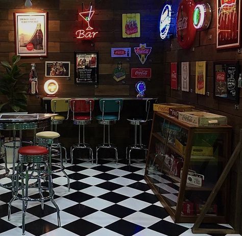 Sweden House, Retro Cafe, Retro Diner, American Diner, Deco Retro, Deco Originale, Retro Interior, Bar Interior, Old Fashioned Glass