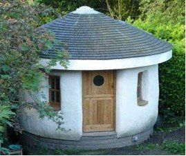 Shedworking: Strawbale garden studio Round Shed Ideas, Tiny Round House, Round Cob House, Cob Shed, English Cob Cottage, Strawbale Garden, Cobb Tiny House, How To Build A Cob House Diy, Herb Business