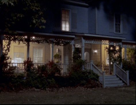 Lorelai's House | Gilmore Girls Wiki | Fandom Lorelai Gilmore House, Gilmore House, Gilmore Girls House, Luke And Lorelai, Kiss And Tell, Enough Money, Lorelai Gilmore, Stars Hollow, Small Hallways