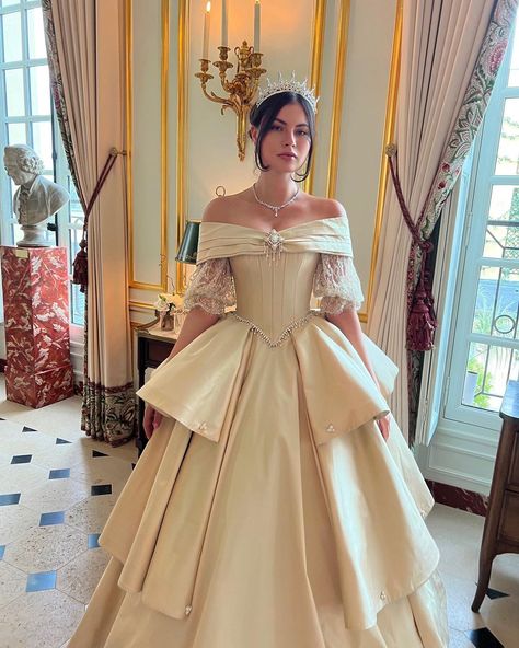 Queen Victoria Wedding Dress, Ballroom Dress Gowns, Versailles Ball, Queen Outfits Royal, Royal Ball Gowns, Victorian Ball Gowns, Queen Gown, Sweet Champagne, Royal Gowns