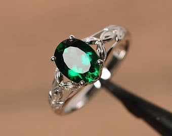 Wedding Ring Oval, Smaragd Ring, May Birthstone Rings, Green Emerald Ring, Man Made Diamonds, Ring Oval, Elegant Ring, Diamond Solitaire Engagement Ring, Green Emerald