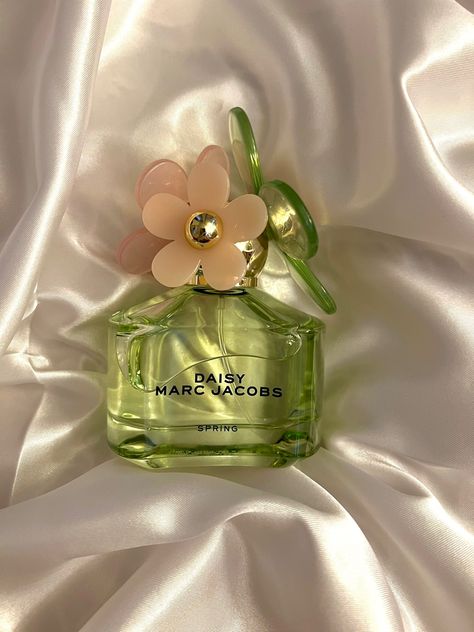 Mar Jacobs Perfume, Marc Jacob’s Perfume, Cute Perfumes, Marc Jacobs Perfume, Daisy Perfume, Spring Fragrances, Floral Perfume, Fresh Top, Fragrances Perfume Woman