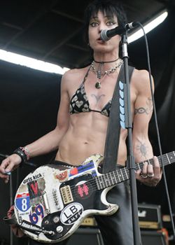 THOSE ABS! Black Is My Favorite Color, Joan Jett And The Blackhearts, Chicas Punk Rock, Lita Ford, Women Of Rock, Lets Talk, Female Musicians, Joan Jett, I'm With The Band