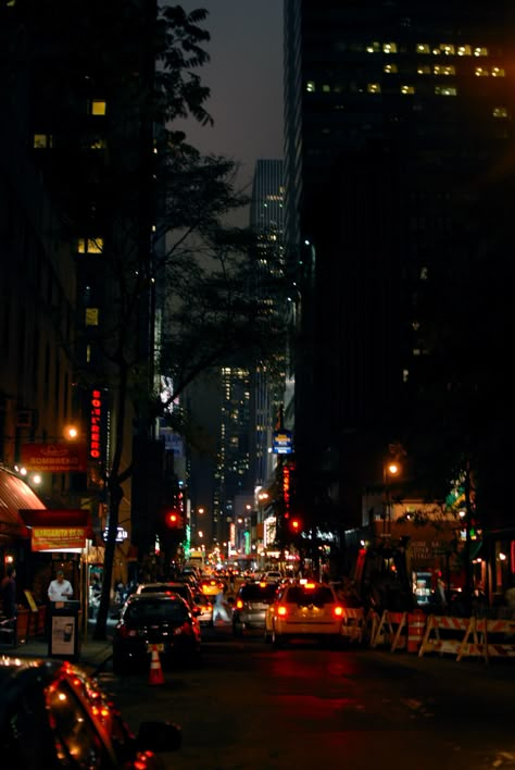 Nyc Streets At Night, New York Night Street, New York Places To Visit, Nyc Night Aesthetic, New York Places, Friends Nyc, New York 2023, Nyc At Night, New York City Night