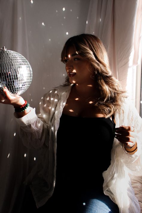 Taylor Swift Birthday Photoshoot Ideas, Disco Ball Shoot, Discoball Photoshoot Ideas, Mirrorball Photoshoot, Disco Ball Photoshoot, Disco Photoshoot, Ball Photoshoot, Birthday Shoots, Pink Photoshoot