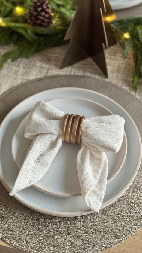 Napkin Folding Ideas New Years, Fancy Napkin Folding Easy, Napkin Folding Flower, Napkin Ring Folding, Creative Napkin Fold, Rehearsal Dinner Napkins, Beaded Tassels Diy, Fancy Napkin Folding, Giant Flowers Diy