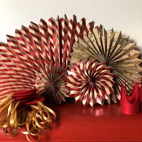 Pinwheel Paper Craft, Paper Fan Christmas Decorations, How To Make Paper Pinwheels, Winterfest Decorations, Wrapping Paper Decorations, Diy Paper Pinwheels, Pinwheel Wreath, How To Make Pinwheels, Pinwheel Decorations