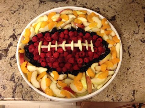 football fruit platter Fruit Football Tray, Football Fruit Platter, Superbowl Fruit Platter, Football Fruit Tray, Football Fruit Tray Ideas, Football Charcuterie, Football Themed Snacks, Best Football Food, Fruit Platter Ideas